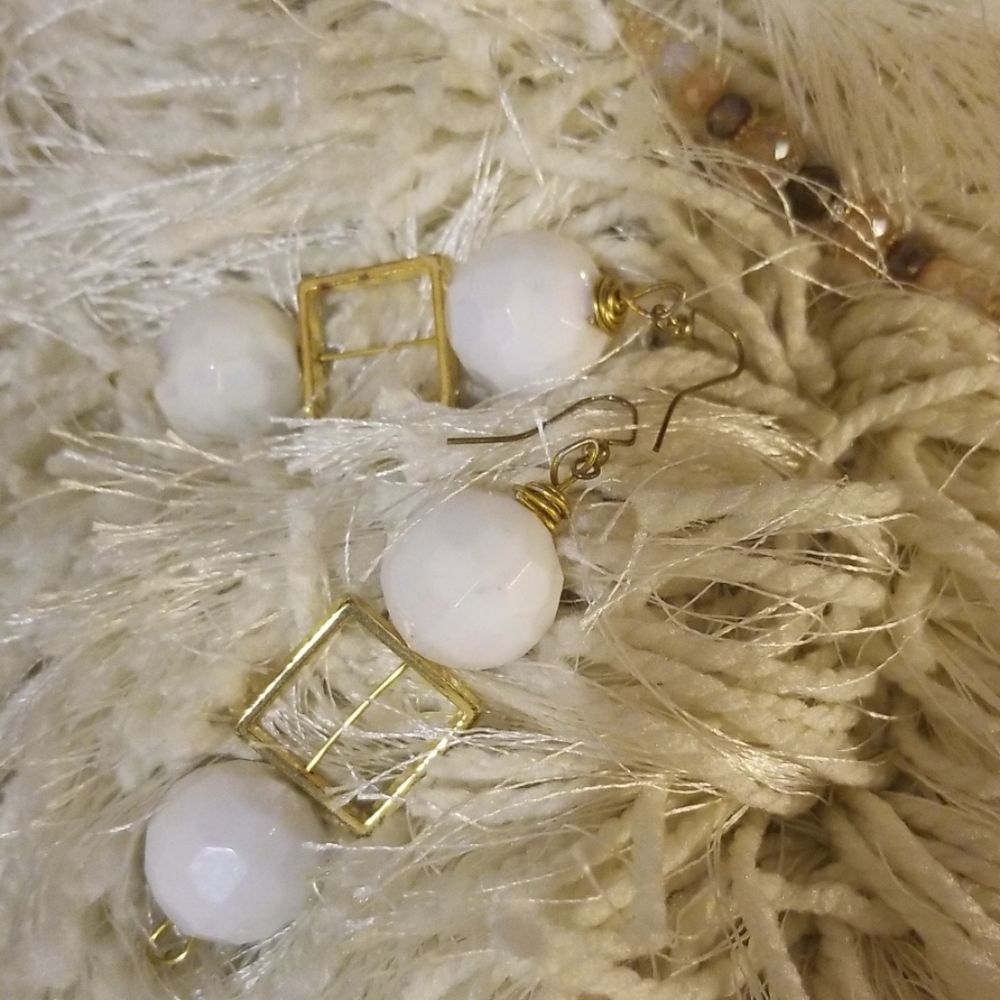 White &  Gold Dangle Earrings NWOT